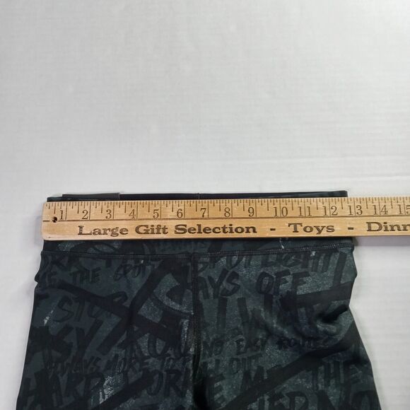 Under Armour Women's Alter Ego Heatgear Middy Compression 5” Shorts Size S Camo - Picture 4 of 6